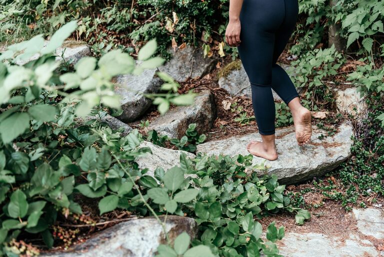 Spacer uważności: poradnik mindful walking dla początkujących